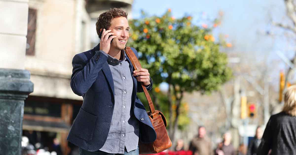 Tourist beim telefonieren in Spanien